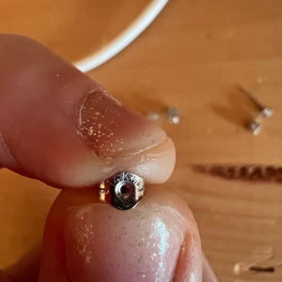 14k solid white gold stud earrings. Cubic zirconium - Picture 6 of 7